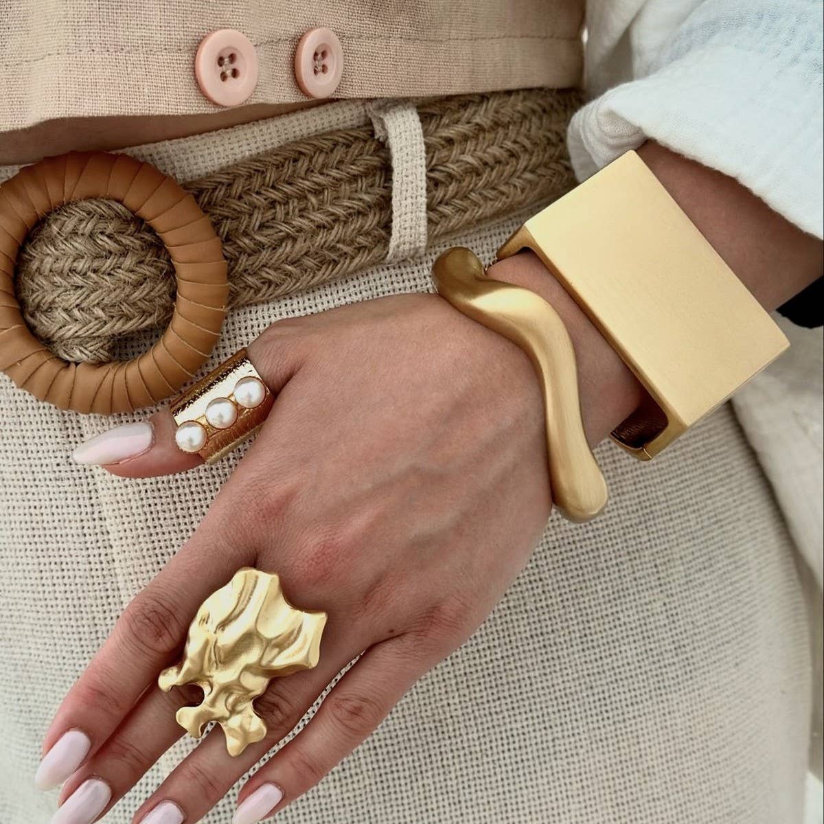 FASHIONABLE AND VERSATILE POLISHED ALLOY BRACELET_CWMM3119