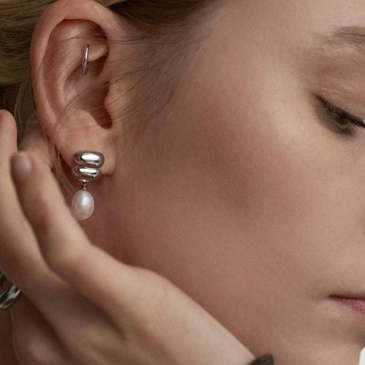 MINIMALIST IRREGULAR PEARL EARRINGS 18K GOLD STEEL_CWAJE5020