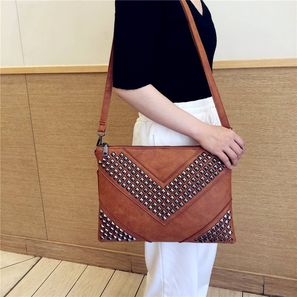 RIVET DECORATION LARGE CAPACITY HANDBAG_CWAB1376