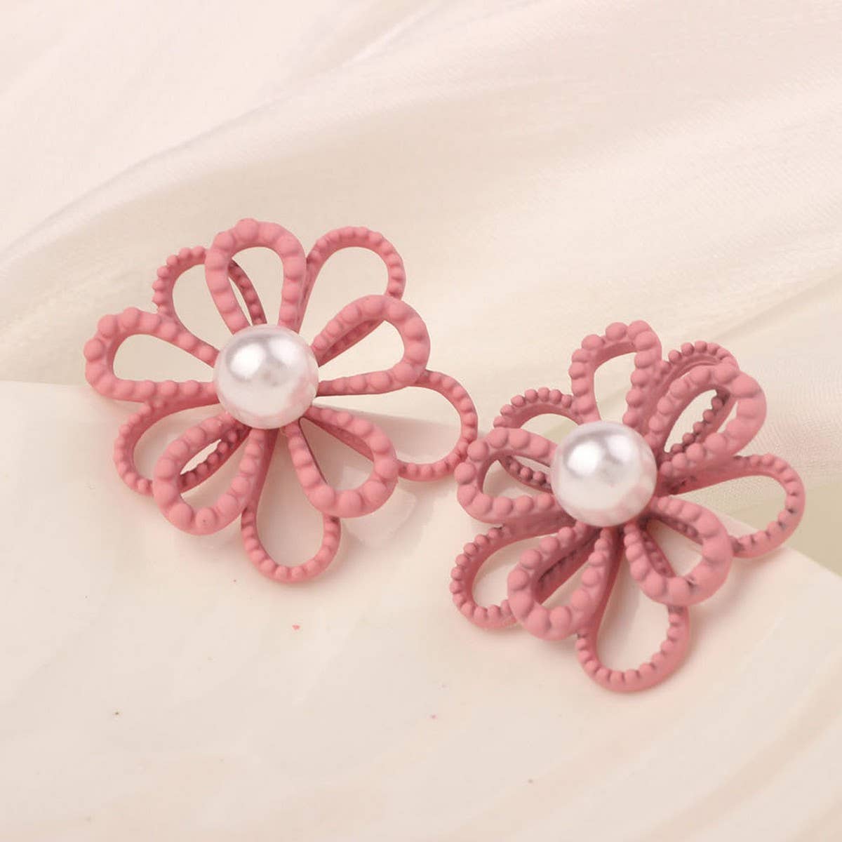 NEW SIMPLE HOLLOW FLOWER ENAMEL EARRINGS_CWAJE3991