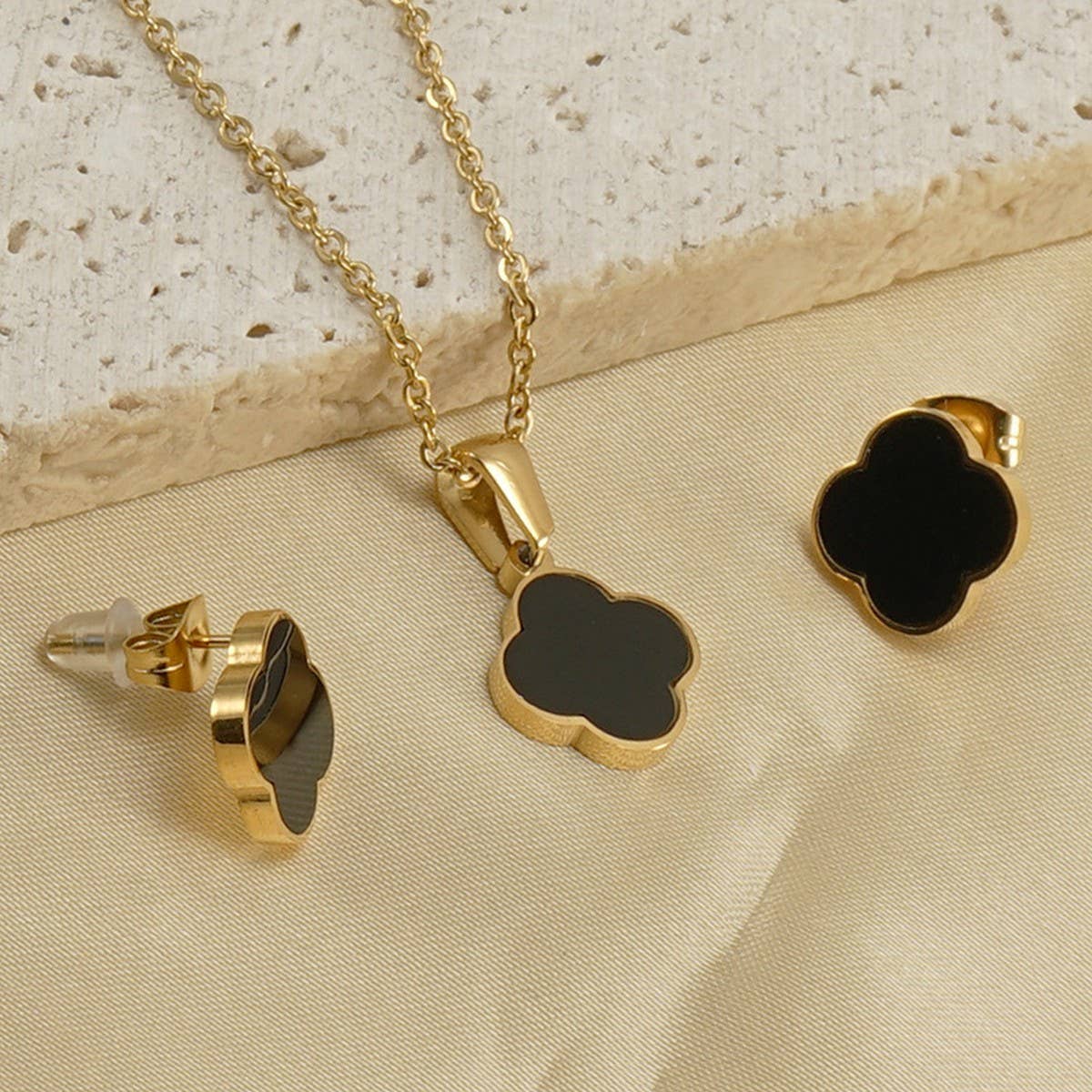 FOUR LEAF CLOVER SHELL EARRINGS NECKLACE SET_CWAJE0680