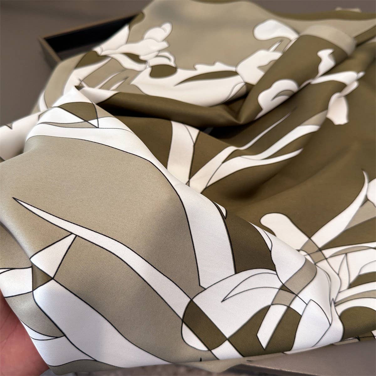 Retro Floral Faux Silk Square Neck Scarf_Cwasc03436