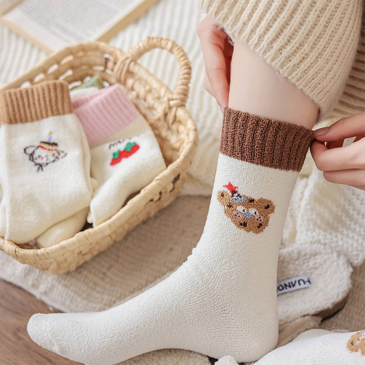 Milk Fleece Cartoon Embroidered Crew Socks_Cwms03220