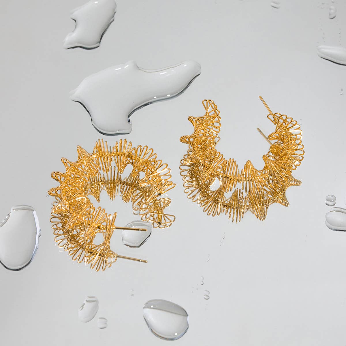 SIMPLE TWISTED SPRING C SHAPED EARRINGS_CWAHA0916