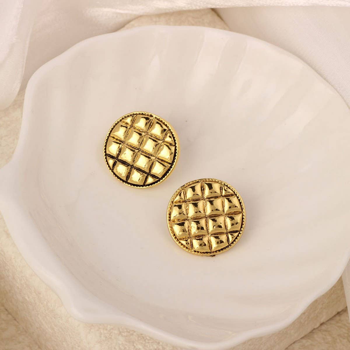 NEW SIMPLE HOLLOW FLOWER ENAMEL EARRINGS_CWAJE3991