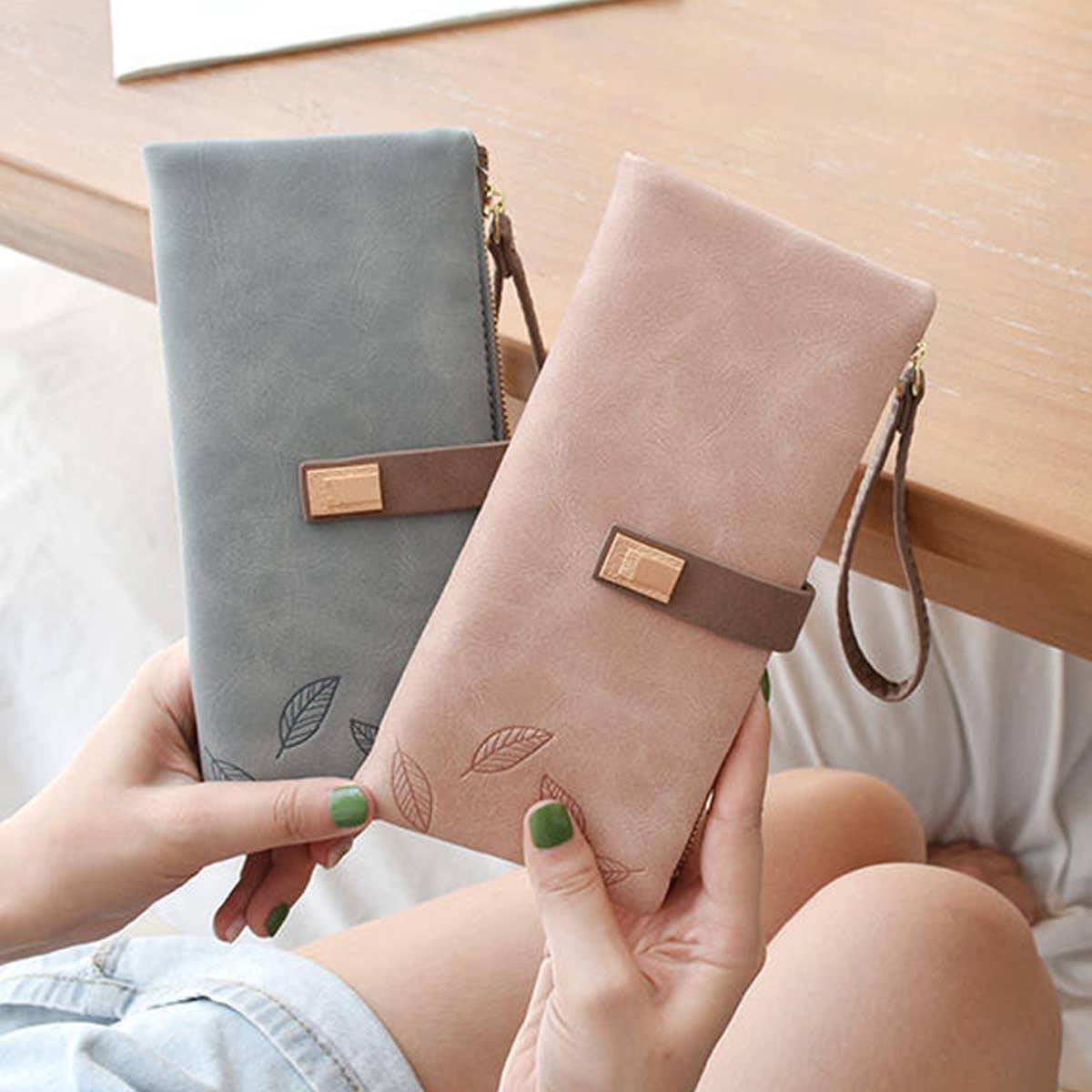 Minimalist Two-Fold Wallet With Hand Strap_Cwab06226