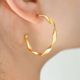 18K GOLD PLATED TWISTED C TYPE STUD EARRINGS_CWAJE0558