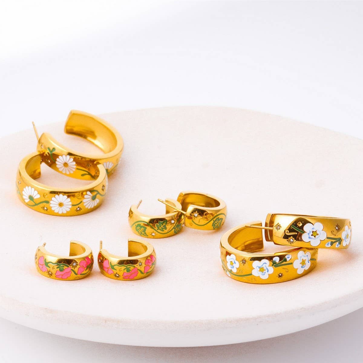 ENAMEL FLORAL ROSE C HOOP EARRINGS GOLD STAINLESS_CWAJE5035