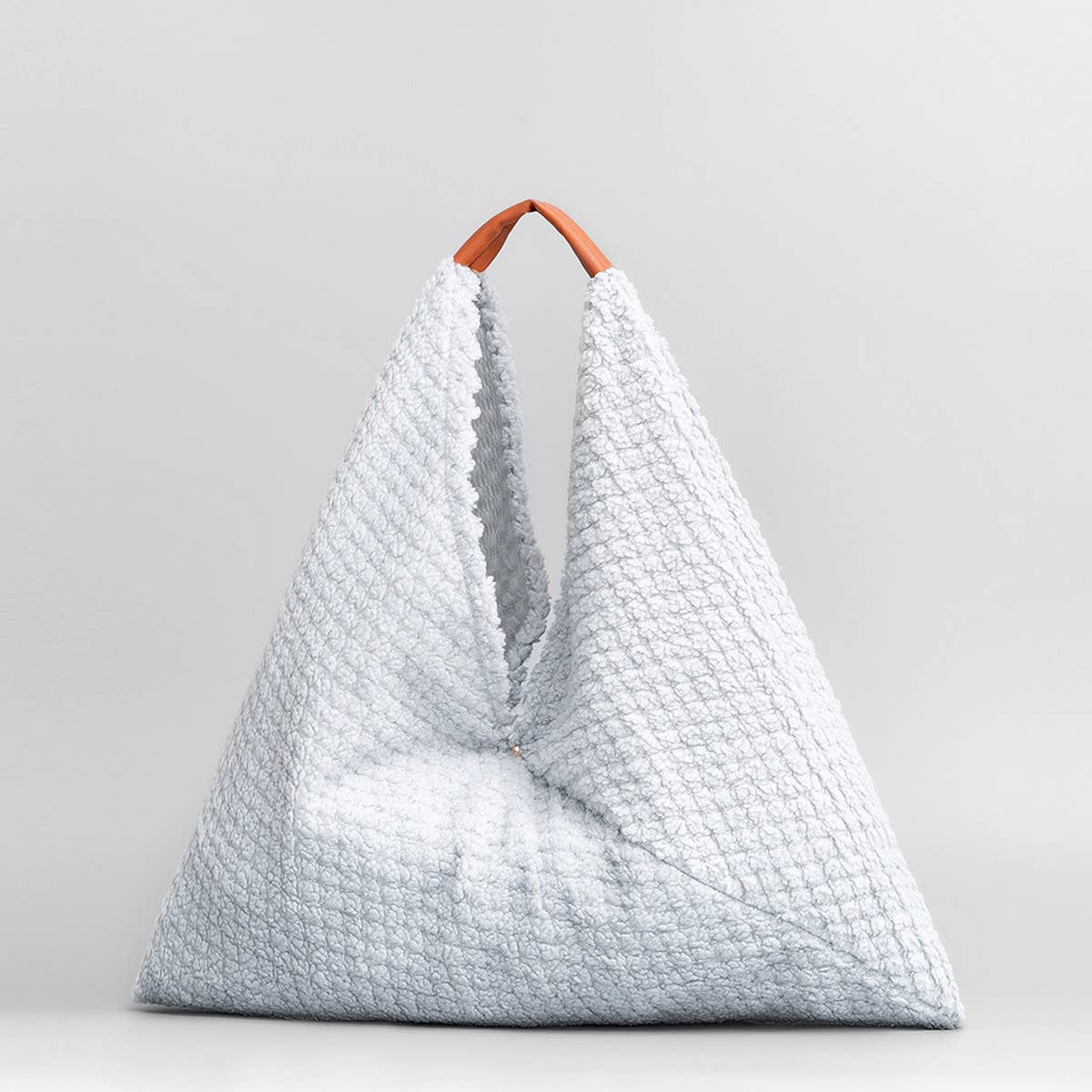 SIMPLE PORTABLE TRIANGLE SHOULDER BAG_CWAB2005