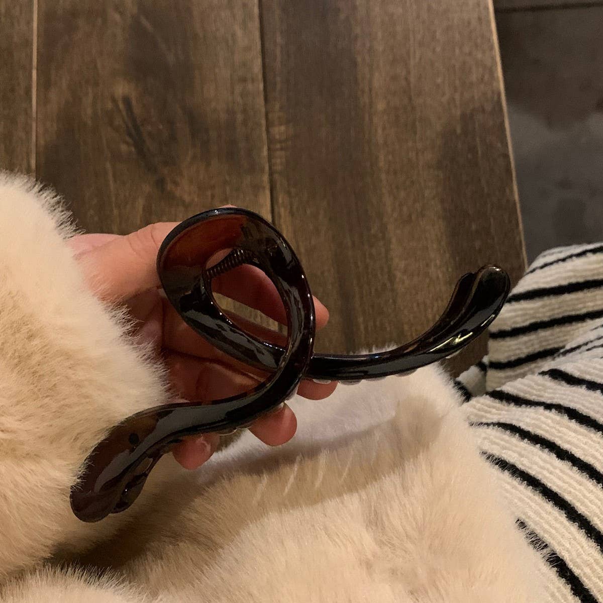 DARK TEA HAIR CLAW MINIMALIST SHARK CLIP FOR WOMEN_CWAHA3961