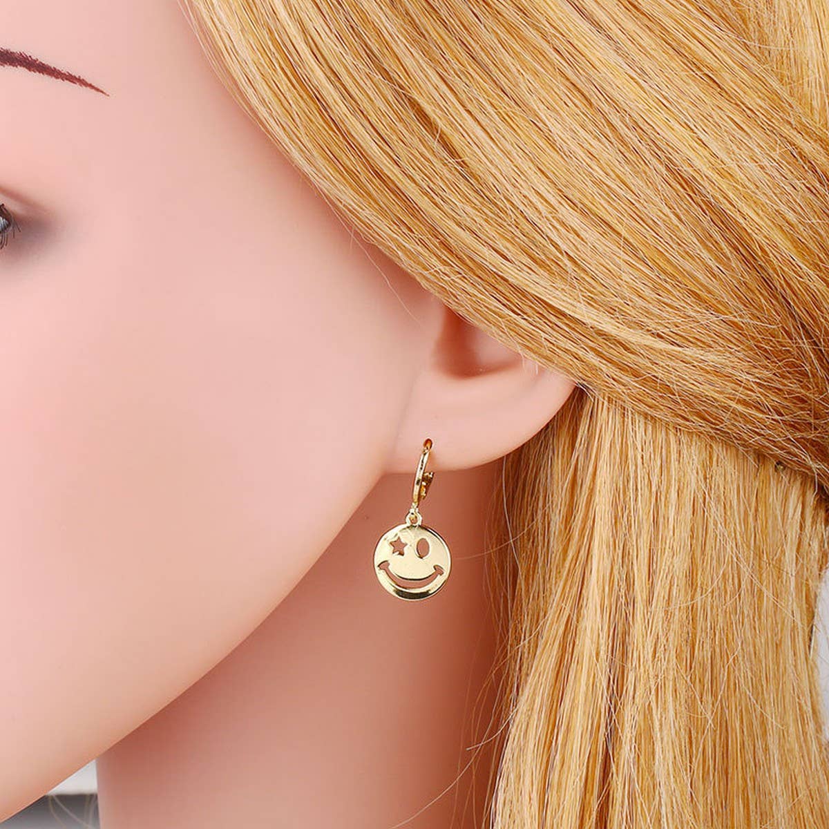 GOLD PLATED SMILEY EXPRESSION PENDANT EARRINGS_CWAJE0994