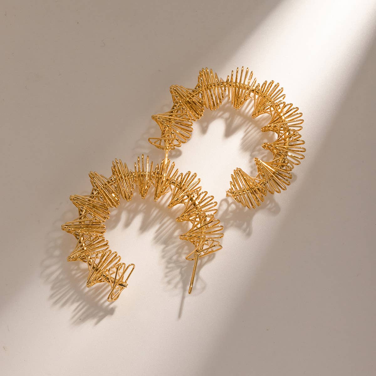 SIMPLE TWISTED SPRING C SHAPED EARRINGS_CWAHA0916