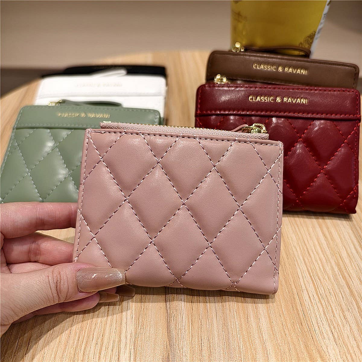 Minimalist Quilted Bifold Wallet With Card Slots_Cwab06231