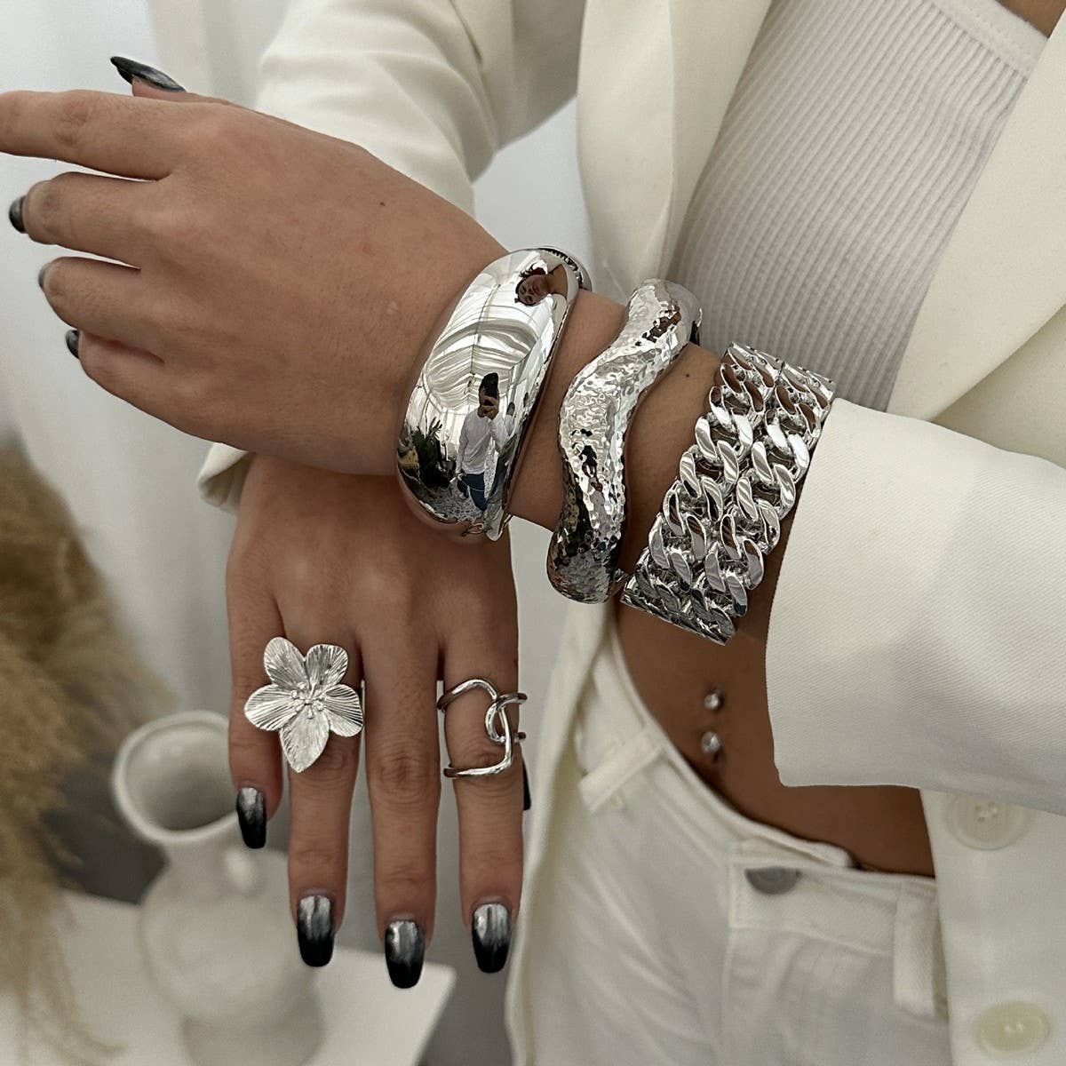 IRREGULAR METAL SMOOTH SPRING WIDE BRACELET_CWMM3110