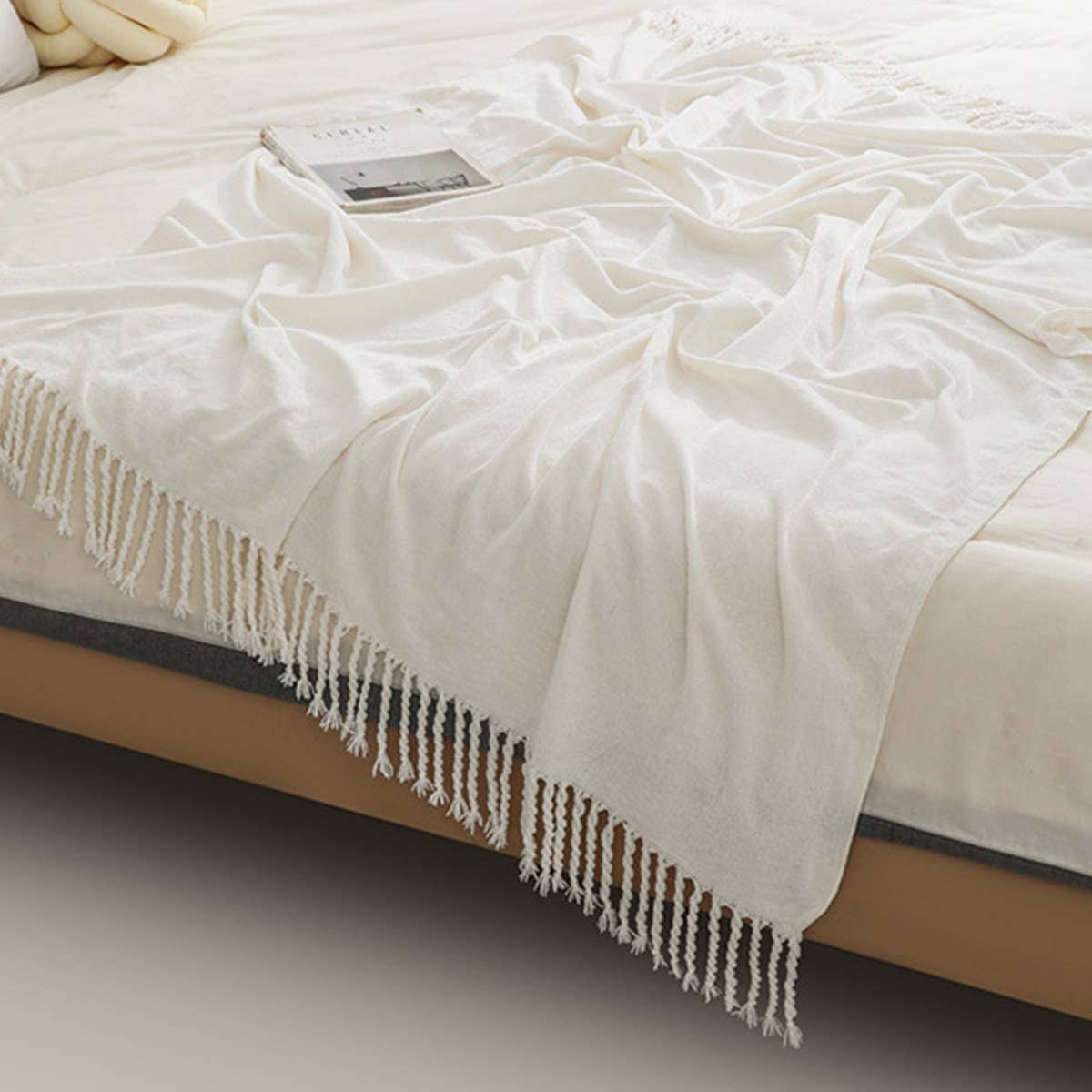 FRINGED SOFT AND WARM KNITTED BLANKET_CWMM0201