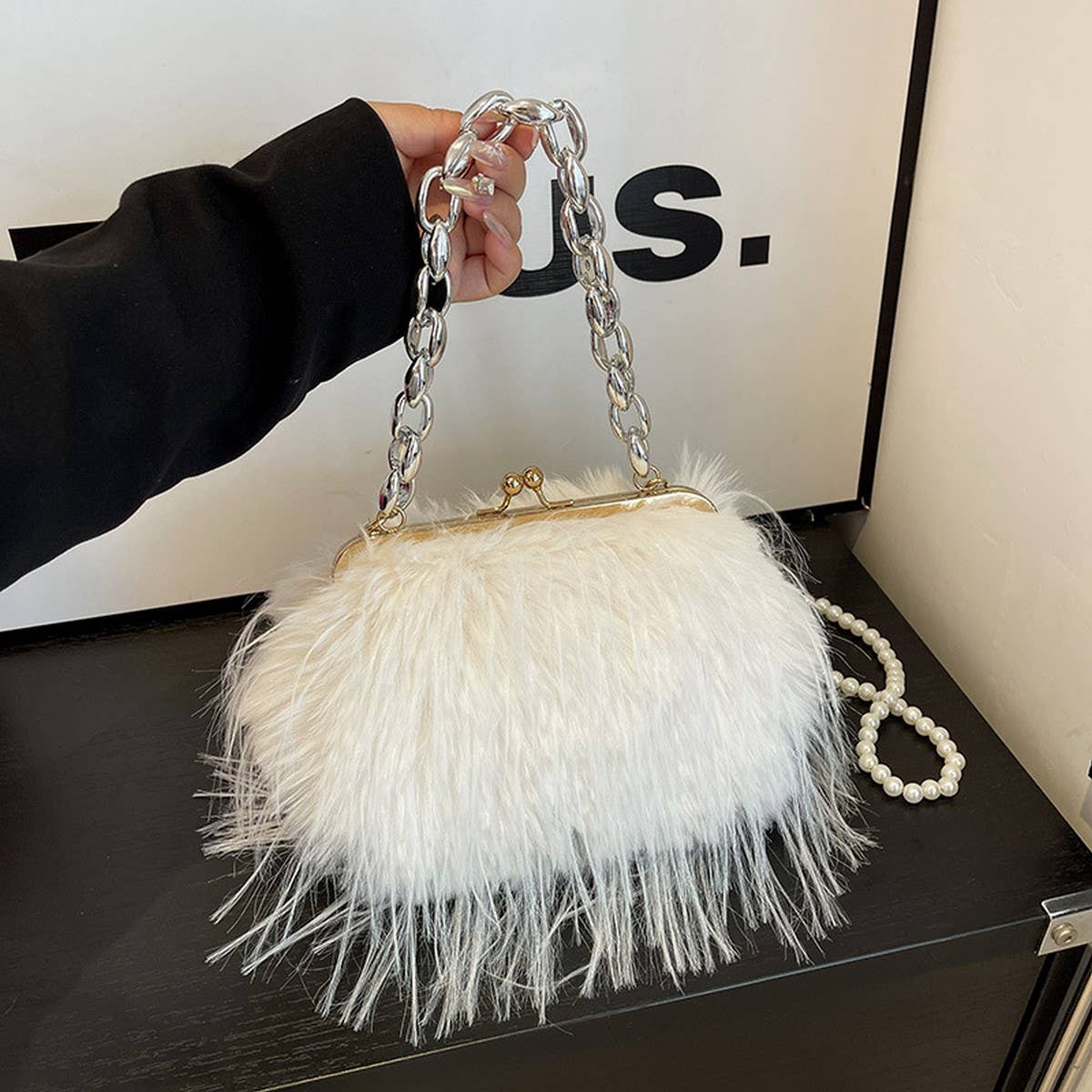 Imitation Turkey Feather Pearl Chain Plush Bag_Cwab4000