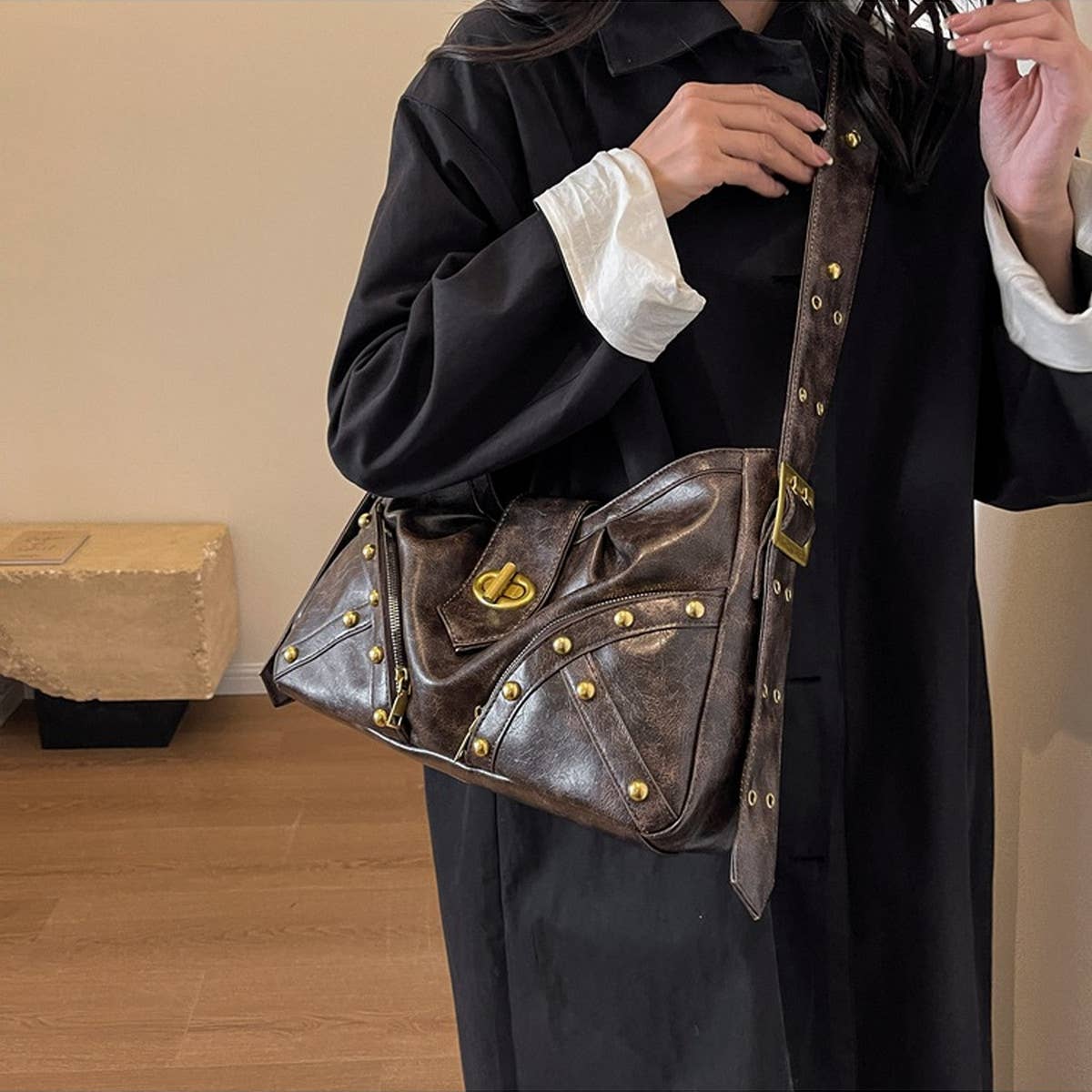 Retro Rivet Large Capacity Shoulder Bag_Cwab1580