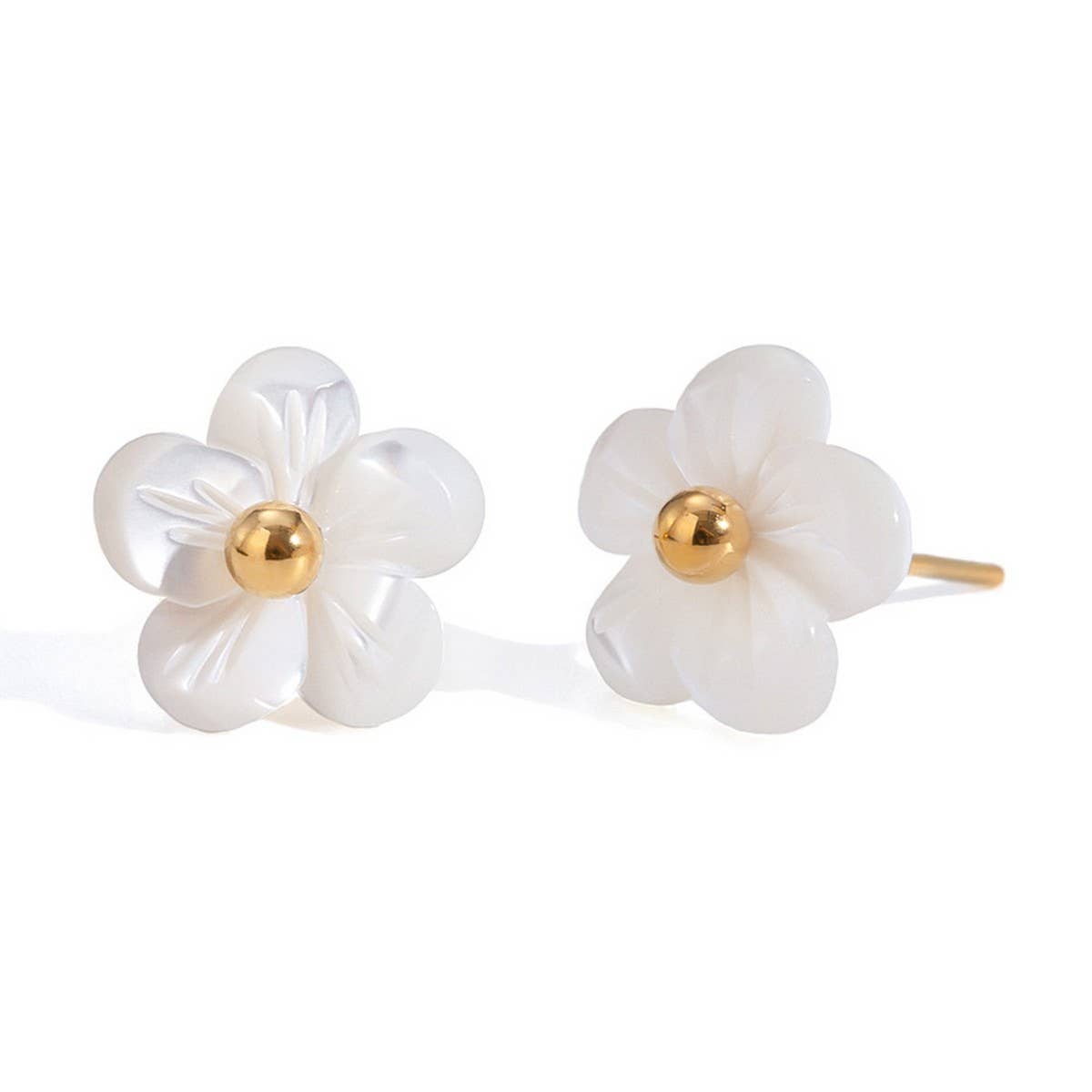 SIMPLE AND VERSATILE 18KGOLD SHELL FLOWER EARRINGS_CWASC1679