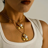 MINIMALIST FLOWER PEARL NECKLACE 18K GOLD PLATED_CWMM8882