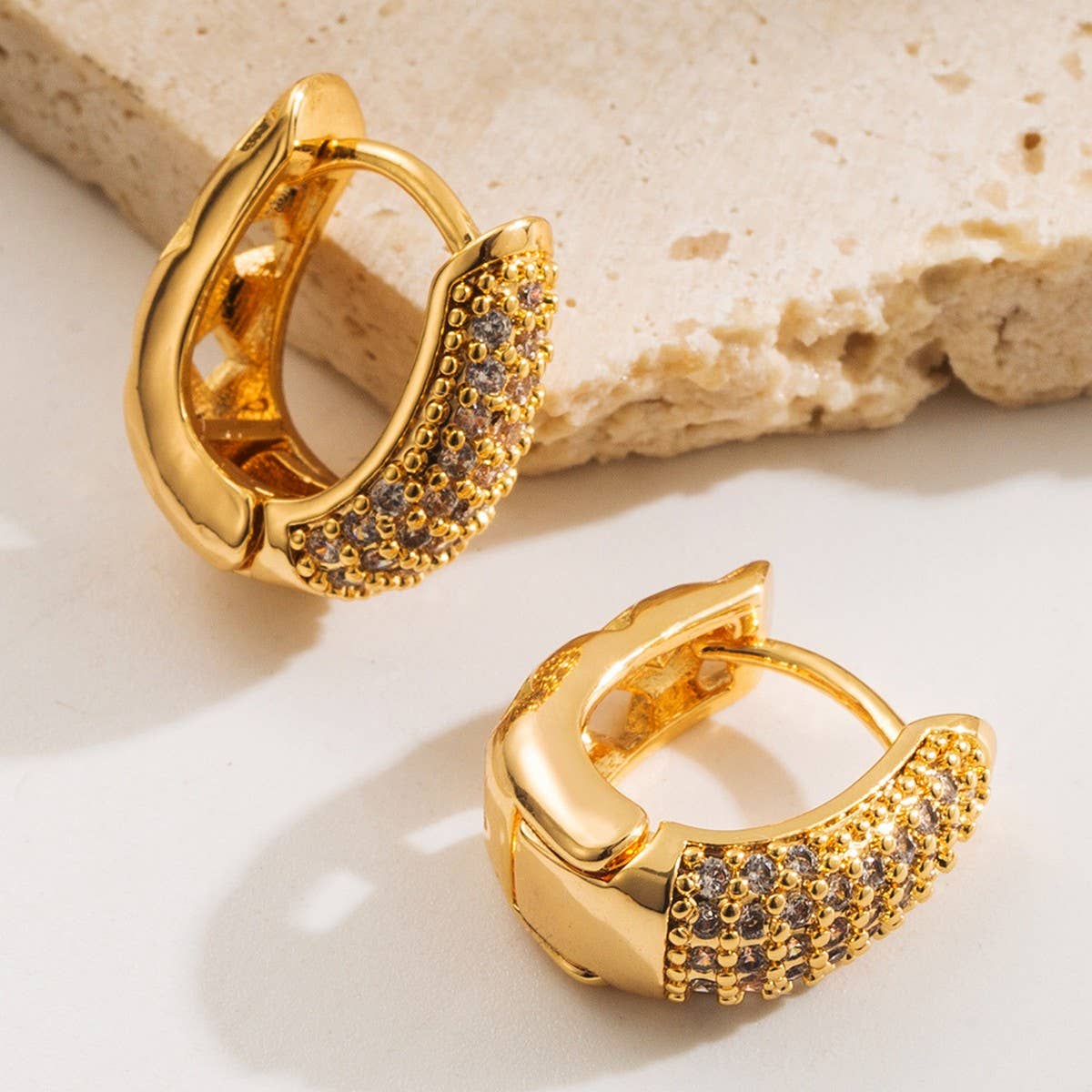 OVAL MICRO GOLD PLATED COPPER HOOP EARRINGS_CWMM8523
