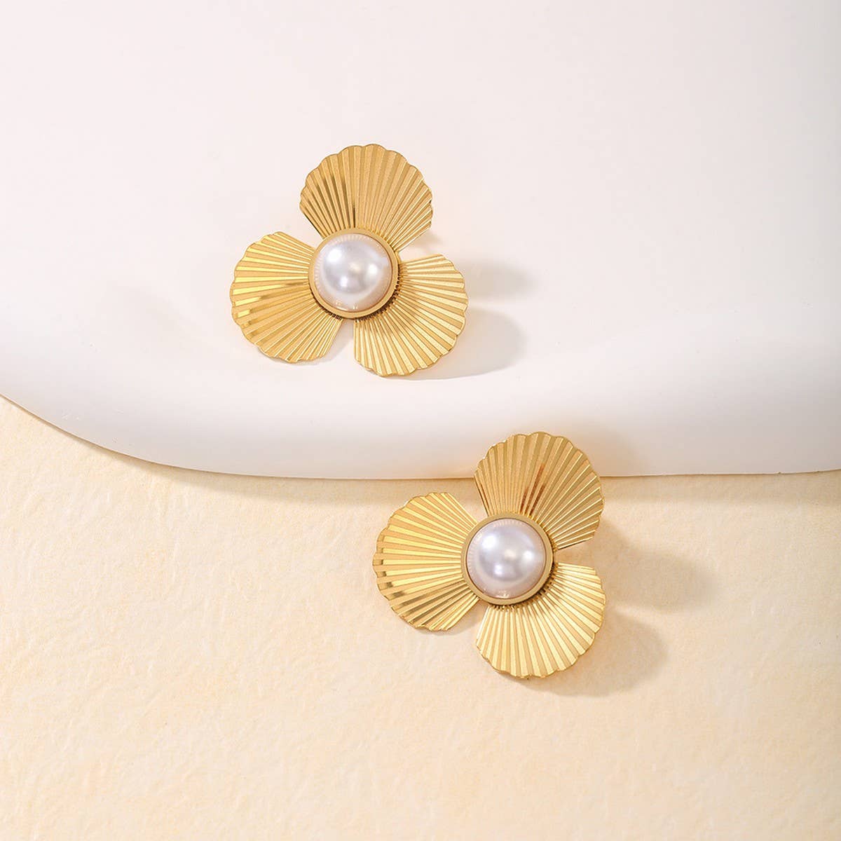 MINIMALIST PEARL FLOWER 18K TITANIUM STUD EARRINGS_CWMM8928