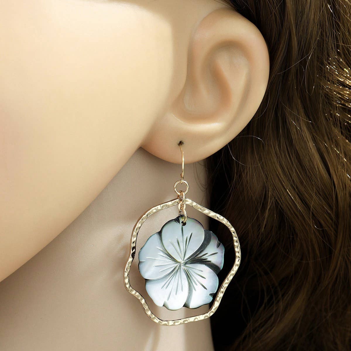 RETRO IRREGULAR GOLD INLAID HOLLOW SHELL EARRINGS_CWMM4320