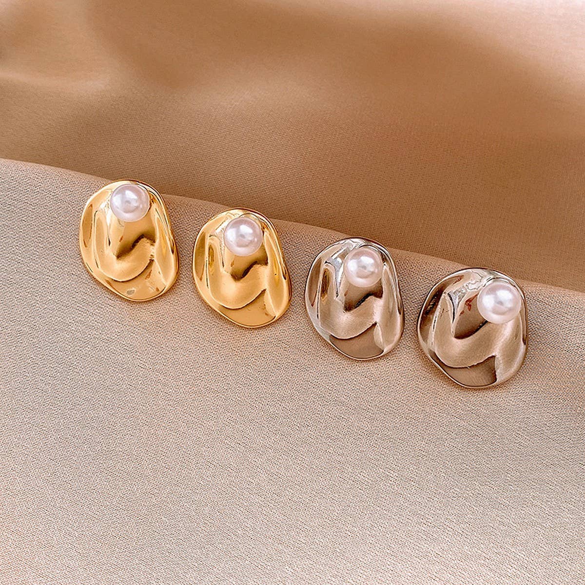 PLEATED GEOMETRIC IRREGULAR ROUND PEARL EARRINGS_CWAJE2340