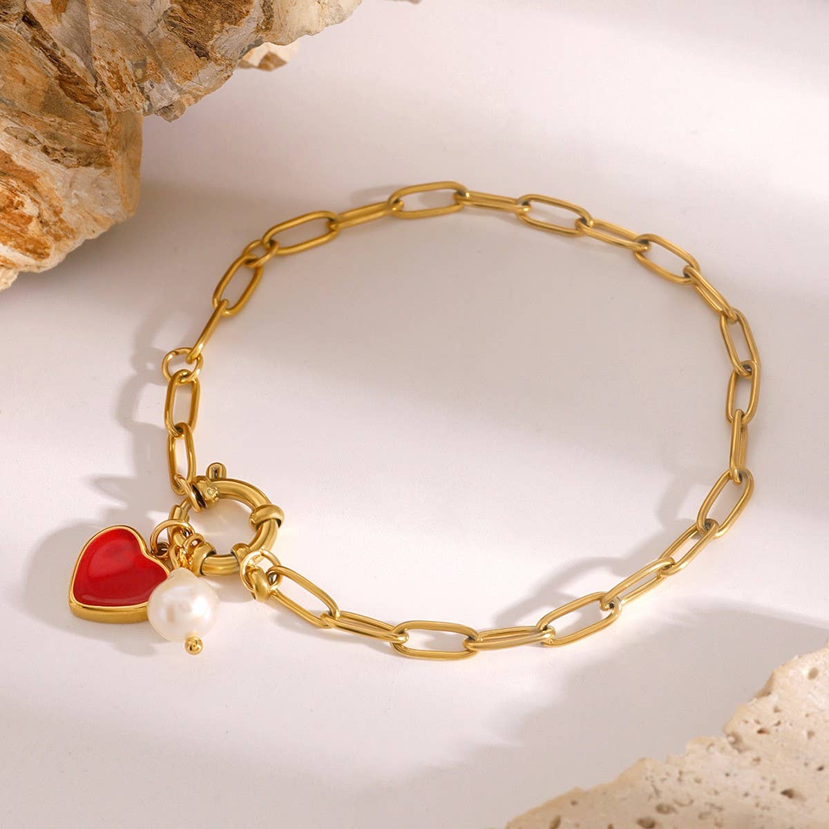LUXURY PEARL BRACELET WITH ENAMEL HEART CHARM 18K_CWAJE4720