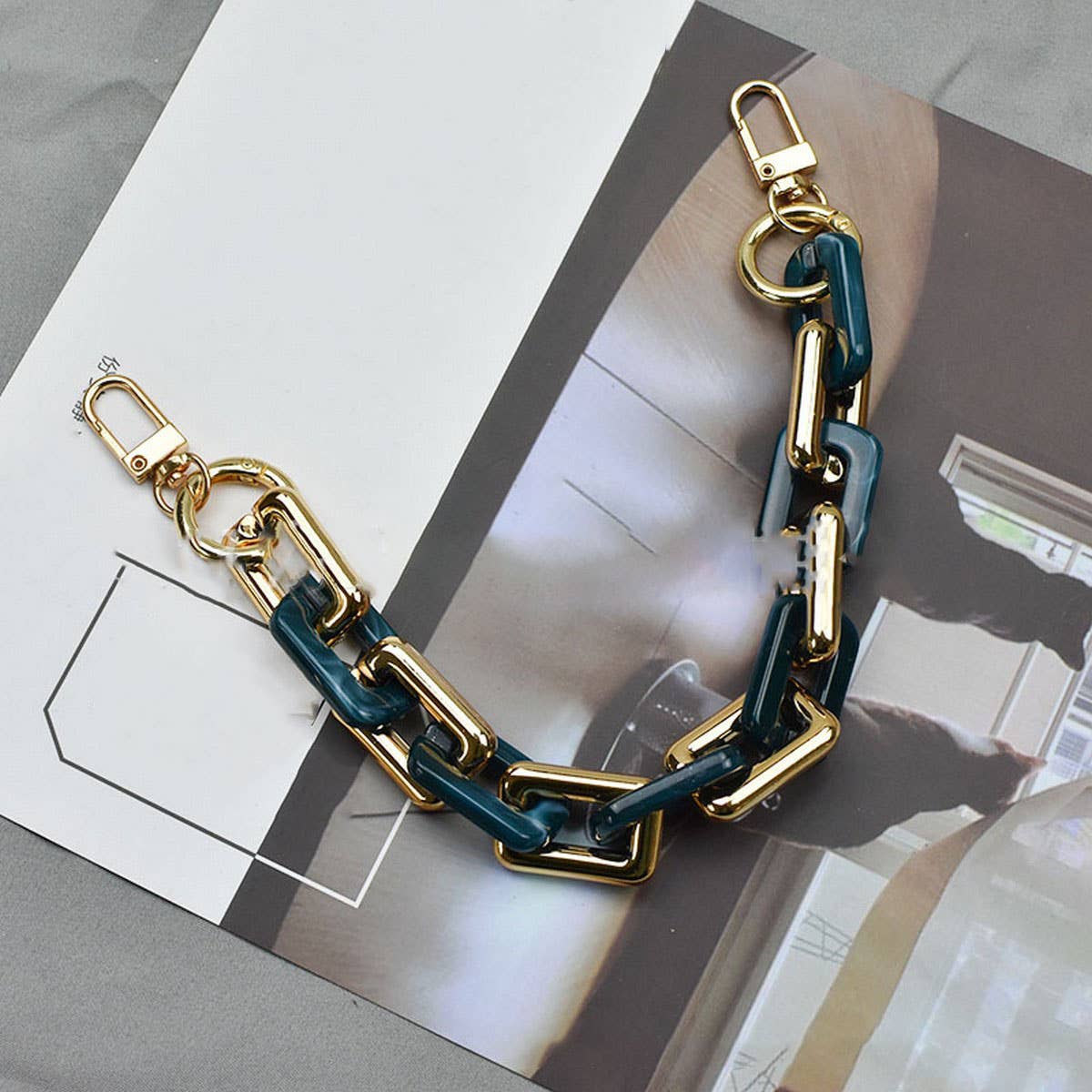 11 81IN ACRYLIC CHAIN BAG PHONE STRAP_CWMM5062