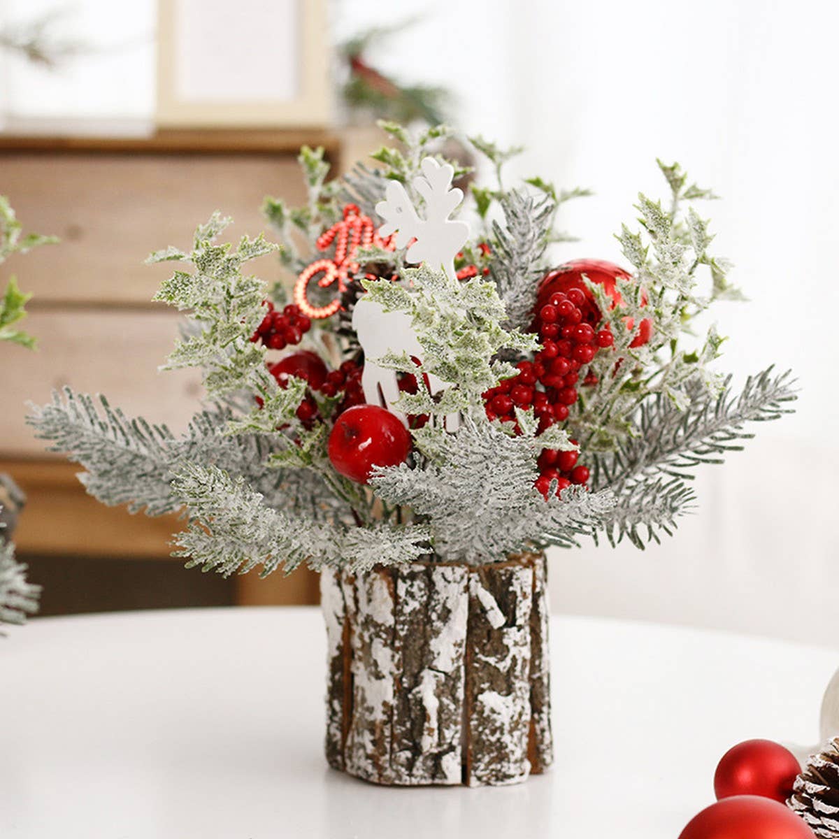 MINI CHRISTMAS TREE WITH RED BERRIES PINECONES_CWMM9895
