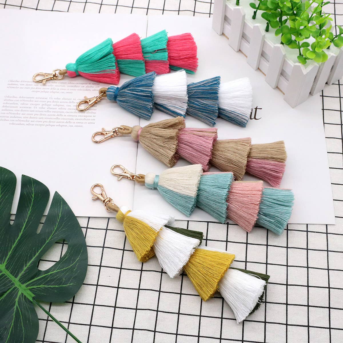 MIXED COLOR TASSEL PENDANT KEYCHAIN_CWMM1565