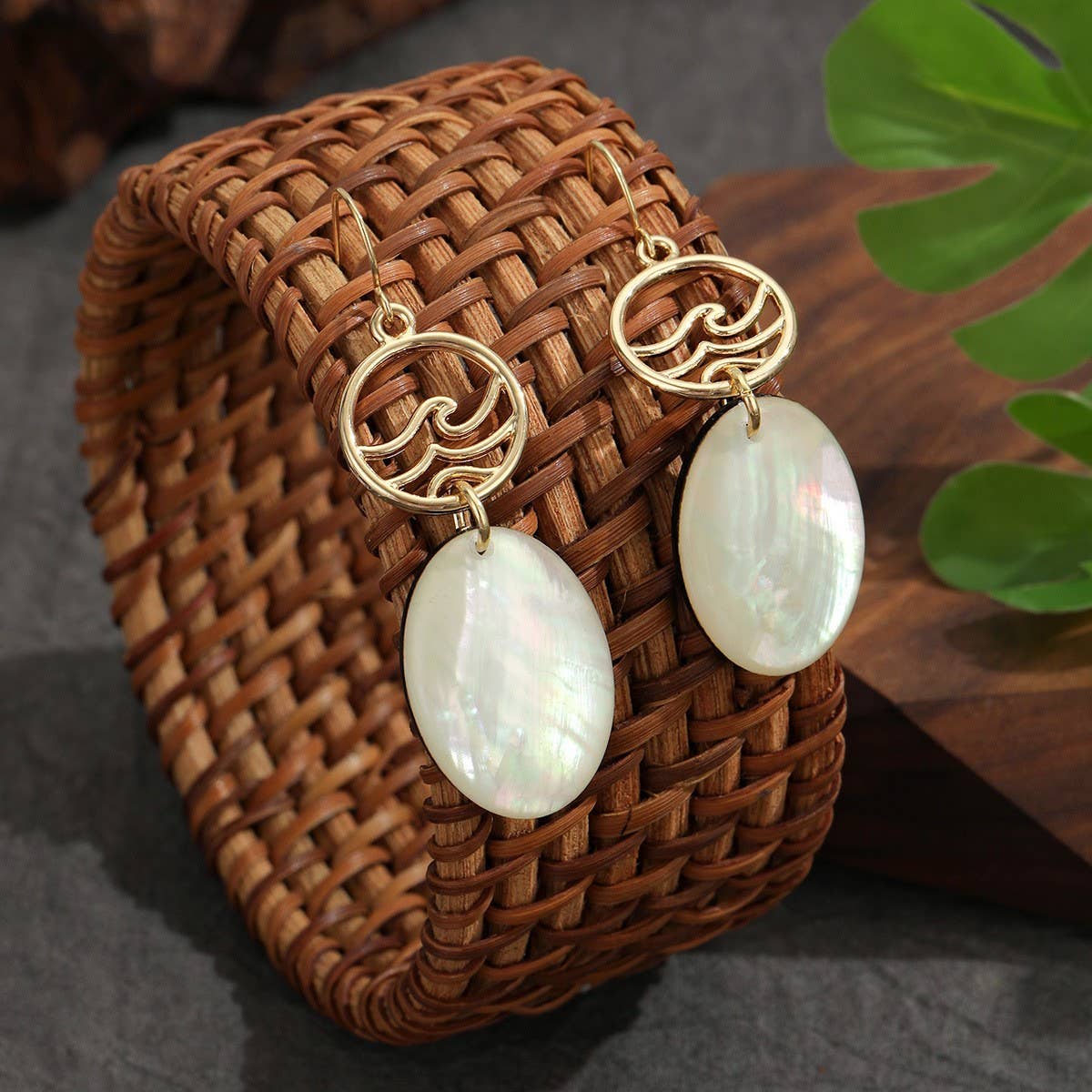 TEARDROP SHAPED WHITE SHELL TASSEL EARRINGS_CWMM4346