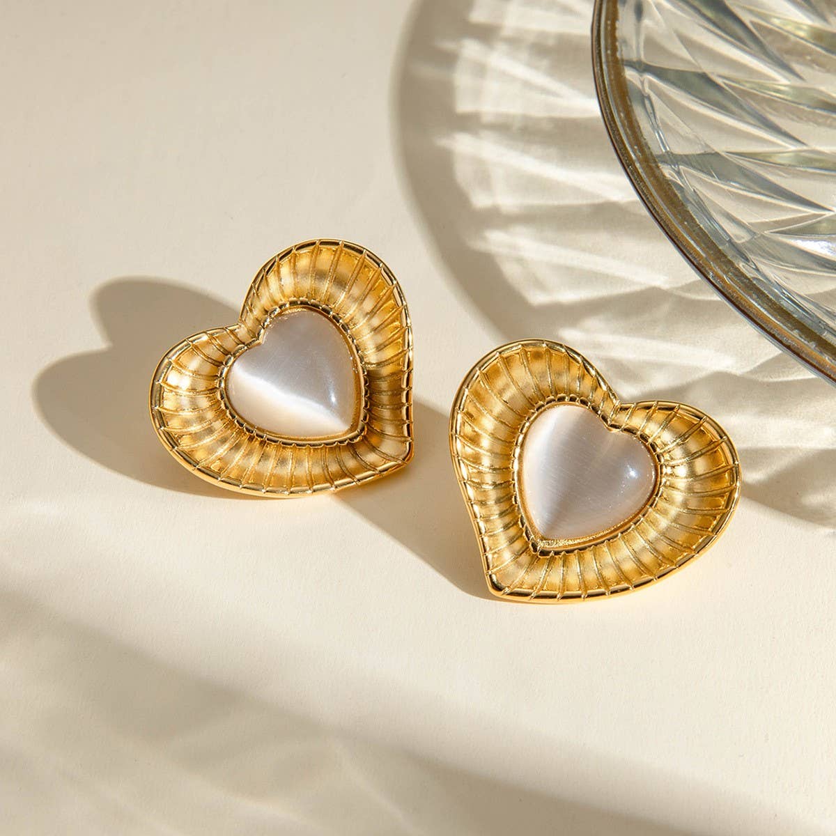 SIMPLE HEART RADIAL WHITE CATS EYE EARRINGS_CWAJE1802