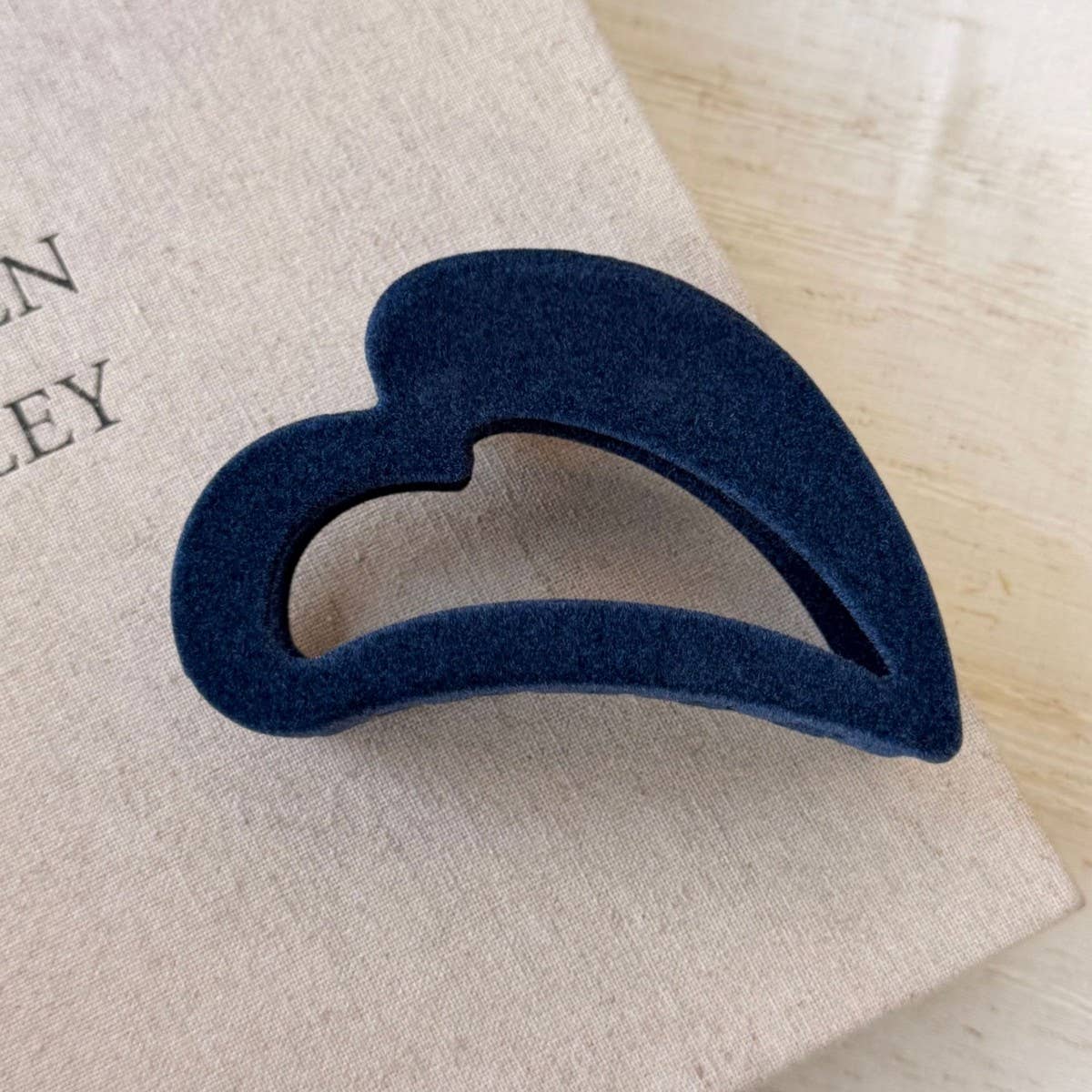 Velvet Heart Clawclip Women Chicbun Hairaccessory_Cwaha07796