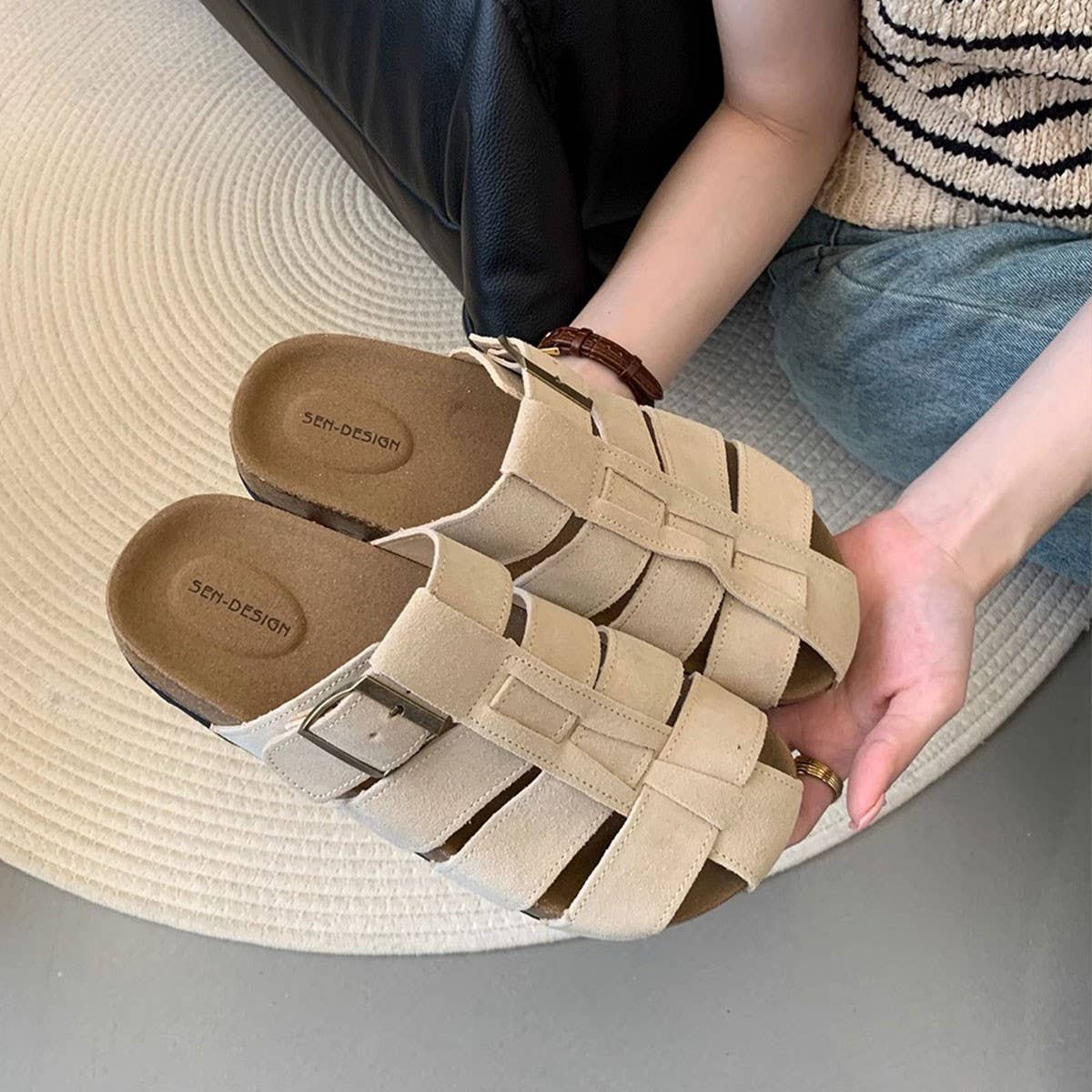 LEATHER CLOSED TOE SLIP ON FLAT MULE SANDALS_CWSHF0151