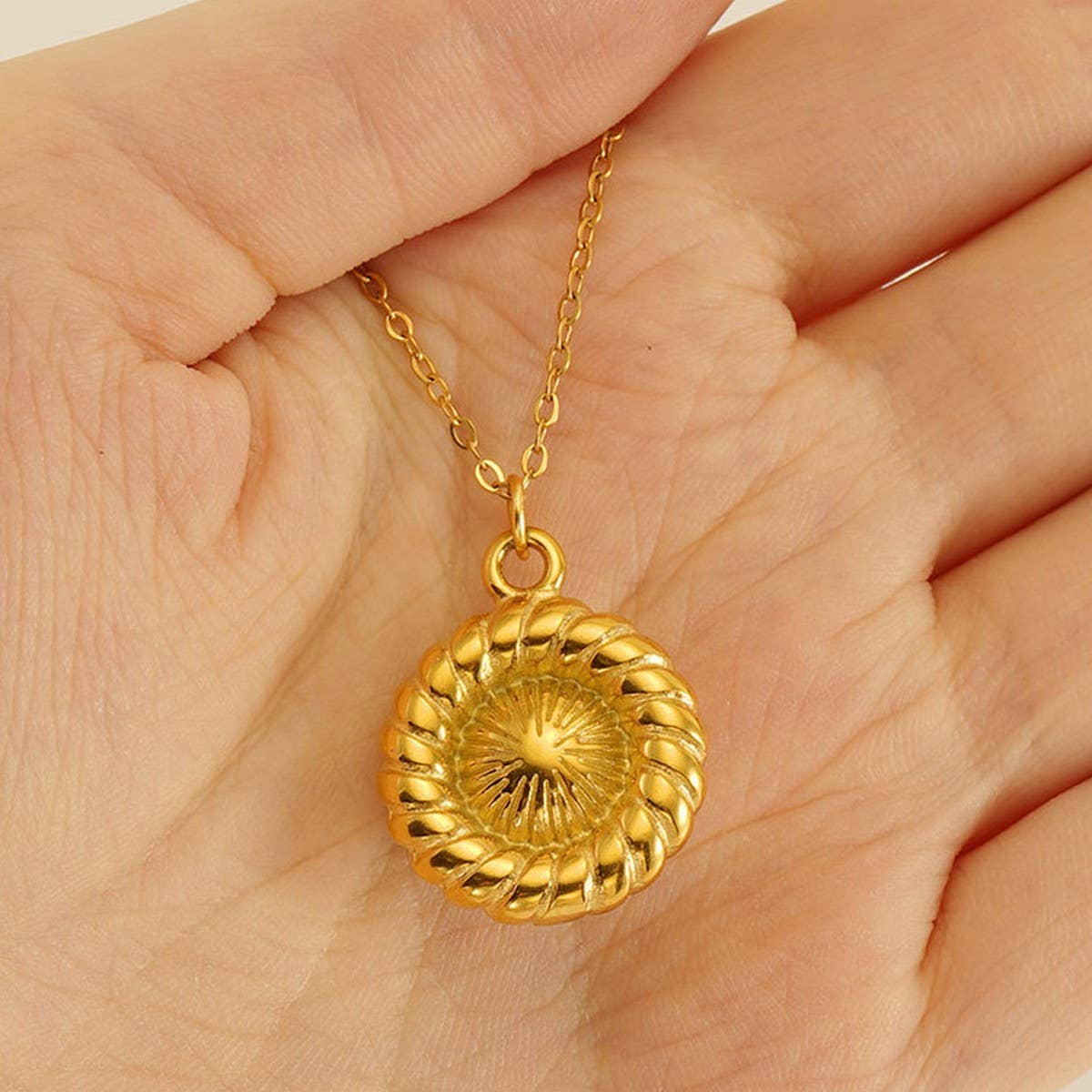 18K GOLD PLATED SUNFLOWER PEARL NECKLACE_CWAJE0694