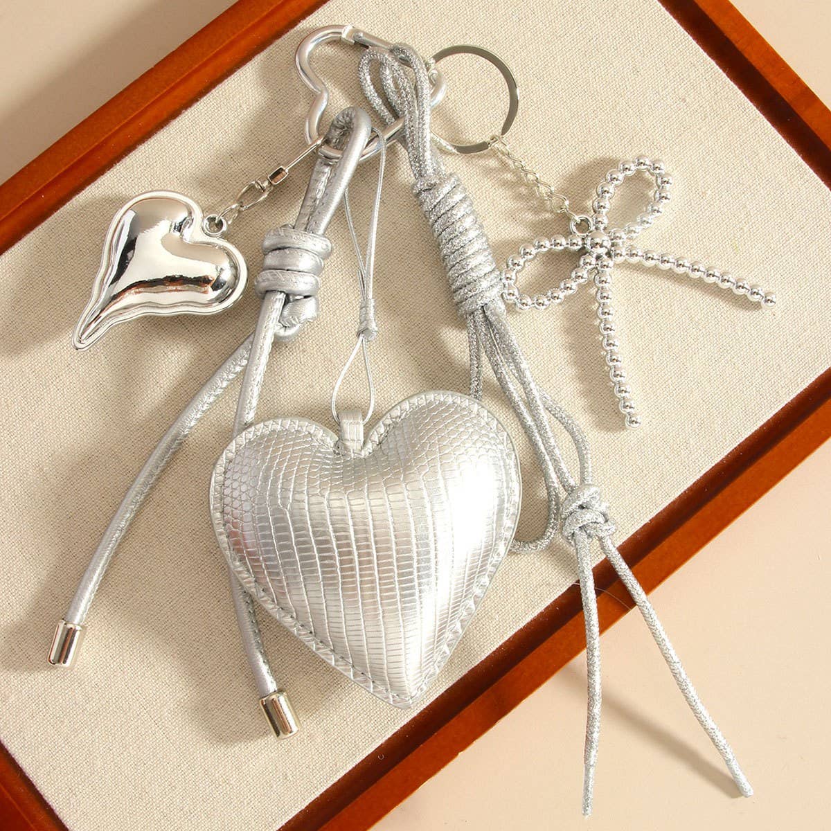 ELEGANT SILVER HEART BOW BAG KEYCHAIN_CWMM7640