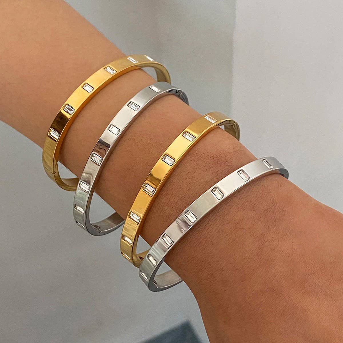 Zircon Clasp Bangle In Stainless Titani Steel_Cwaje4875