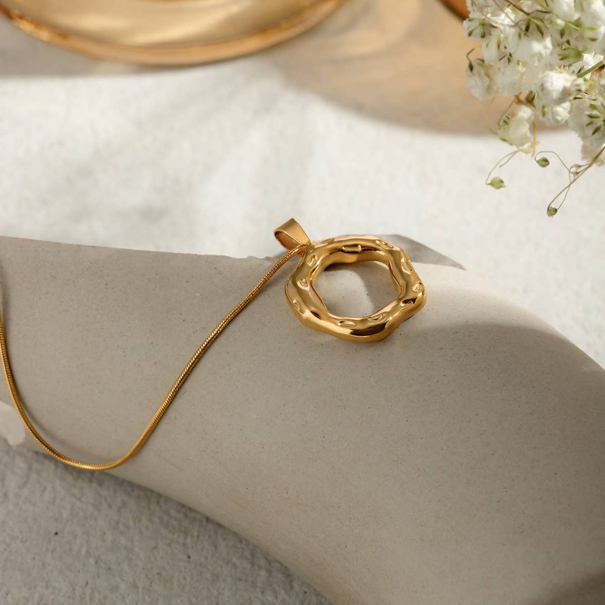 IRREGULAR HAMMERED ROUND SNAKE BONE NECKLACE_CWAJE1377