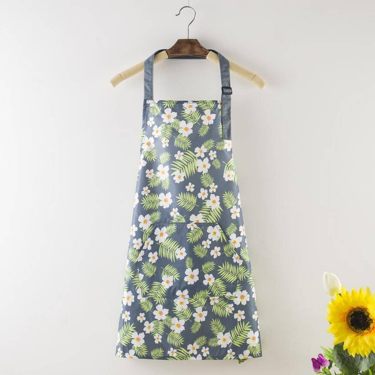 CHRYSANTHEMUM PRINT WATERPROOF APRONS WITH POCKETS_CWMM2030