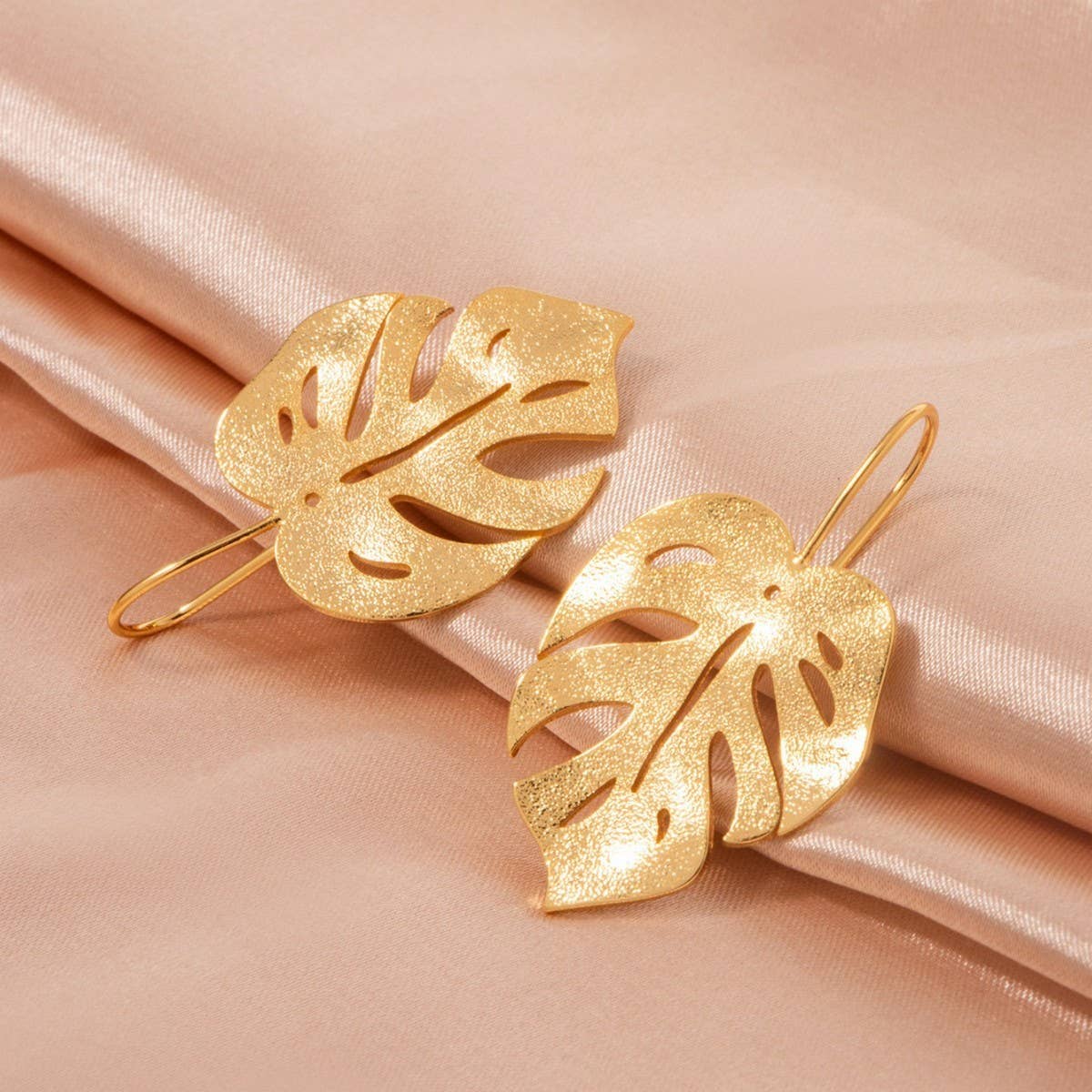 FASHIONABLE GOLD PLATED FLAT HOLLOW LEAF EARRINGS_CWMM3665