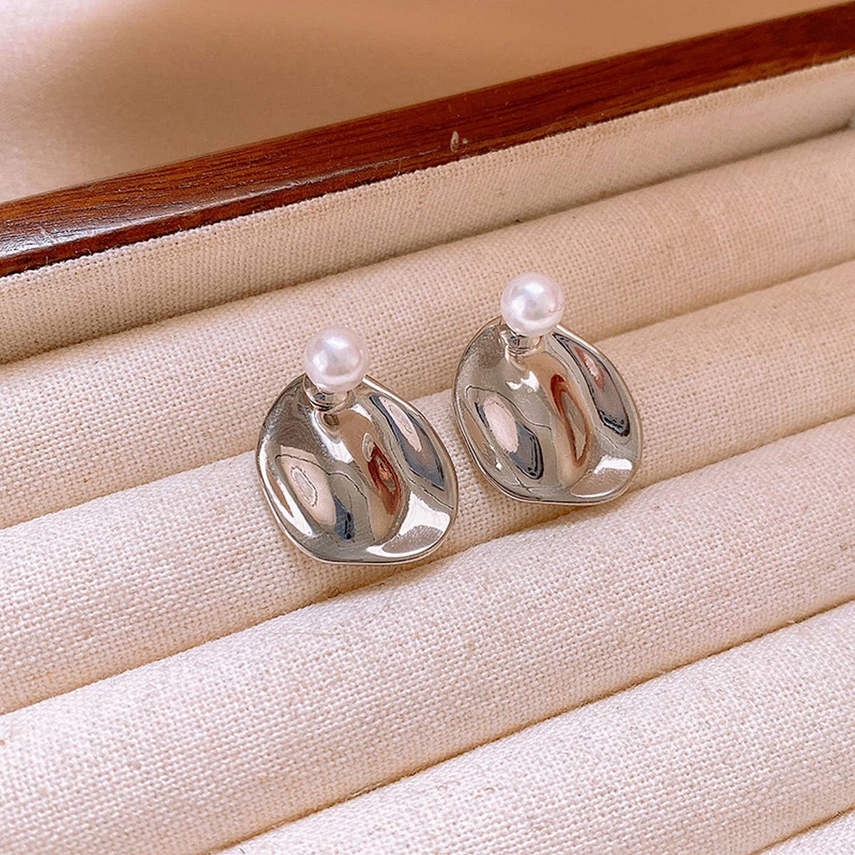 IRREGULAR ROUND PEARL PERSONALITY EARRINGS_CWASC1333