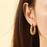 18K GOLD PLATED LIGHTWEIGHT TWISTED HOOP EARRINGS_CWAJE0553