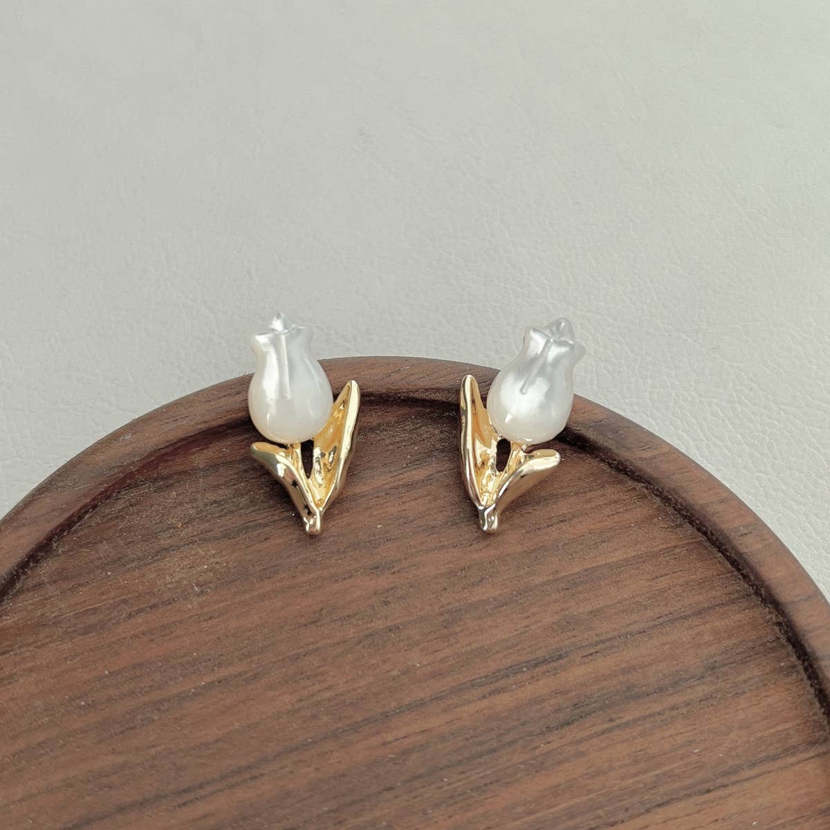 LIGHTWEIGHT LUXURIOUS SHELL TULIP EARRINGS_CWAJE1293