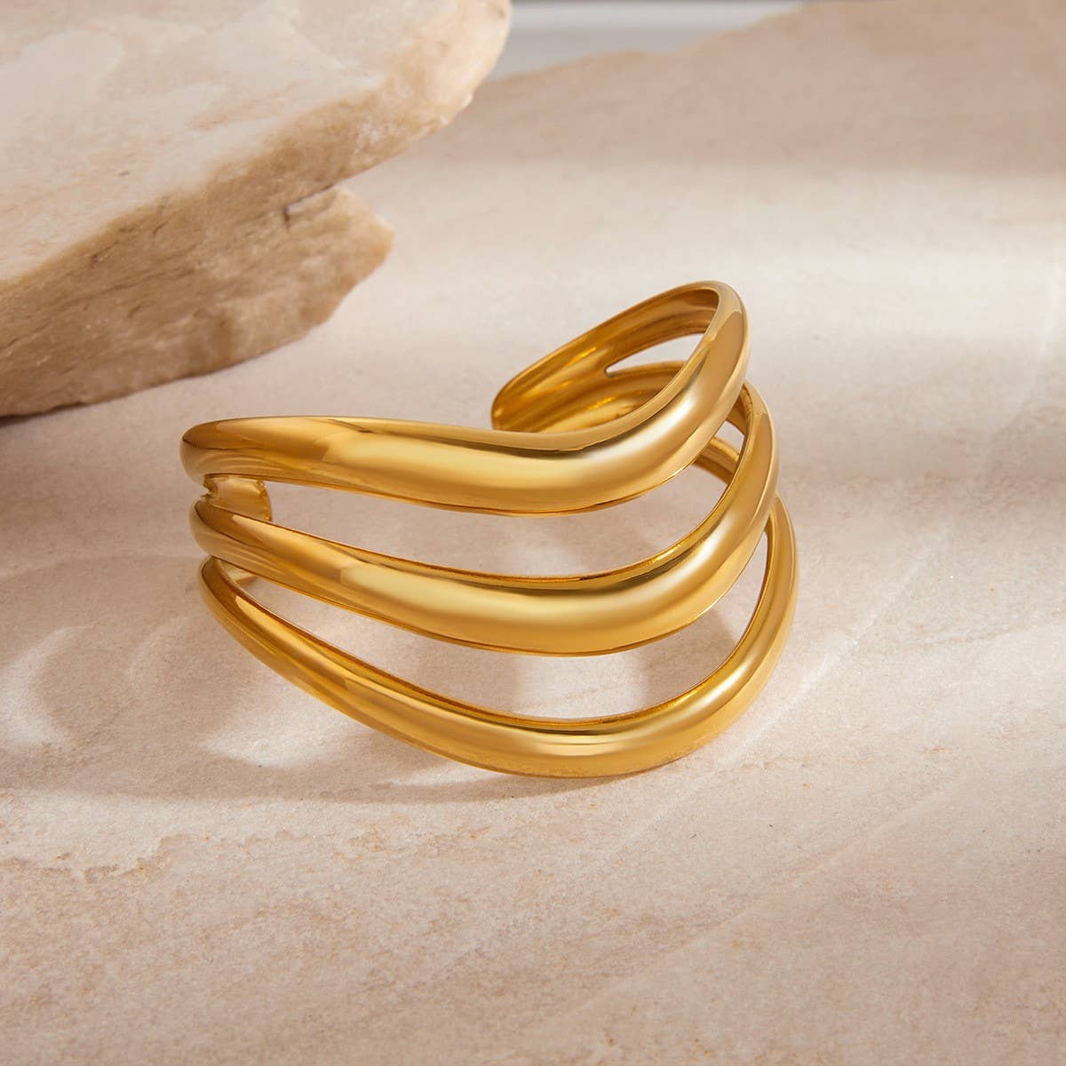 MINIMALIST 3 LAYER OPEN BANGLE 18K GOLD STEEL_CWAJE4690