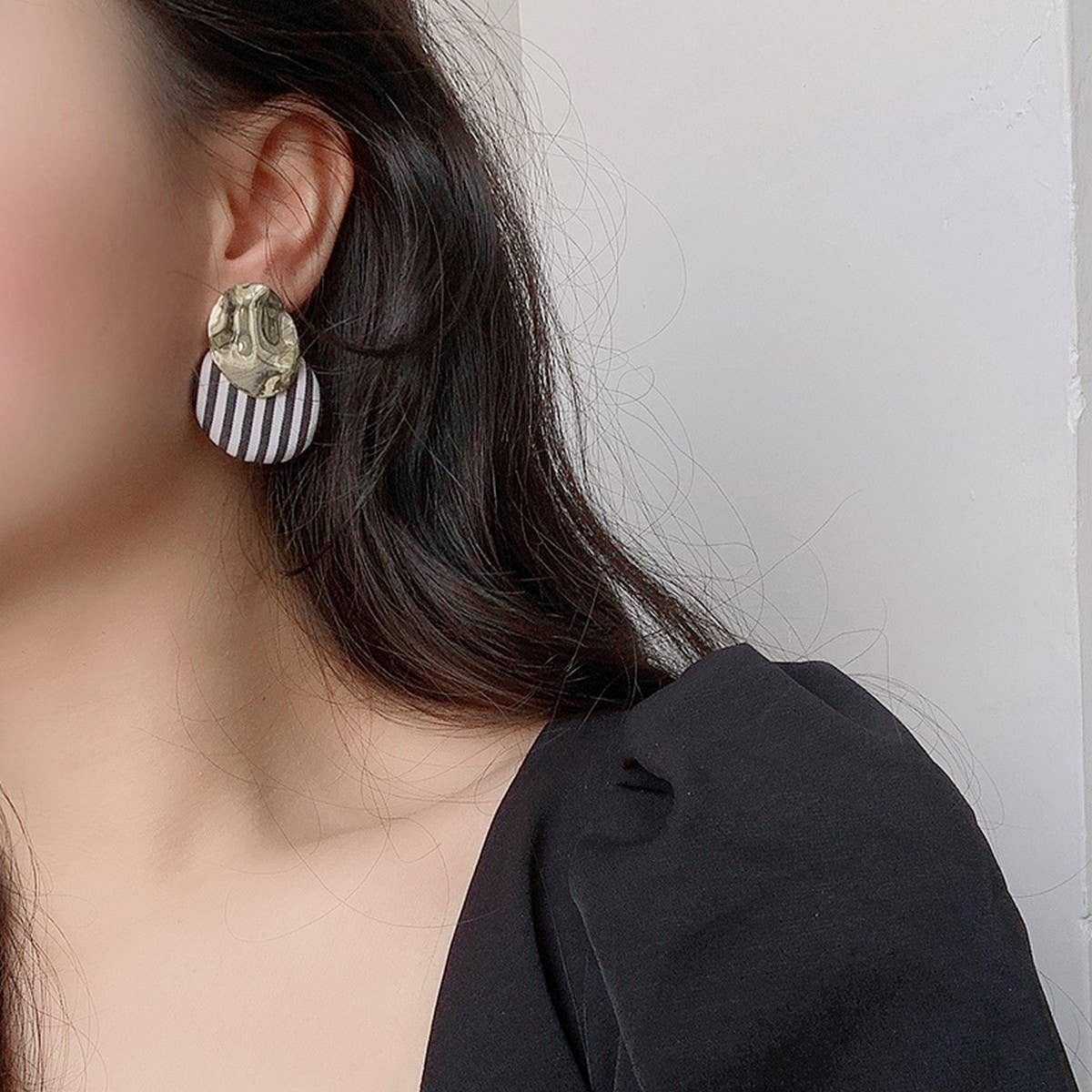 RETRO BLACK AND WHITE STRIPED ROUND EARRINGS_CWAJE2182