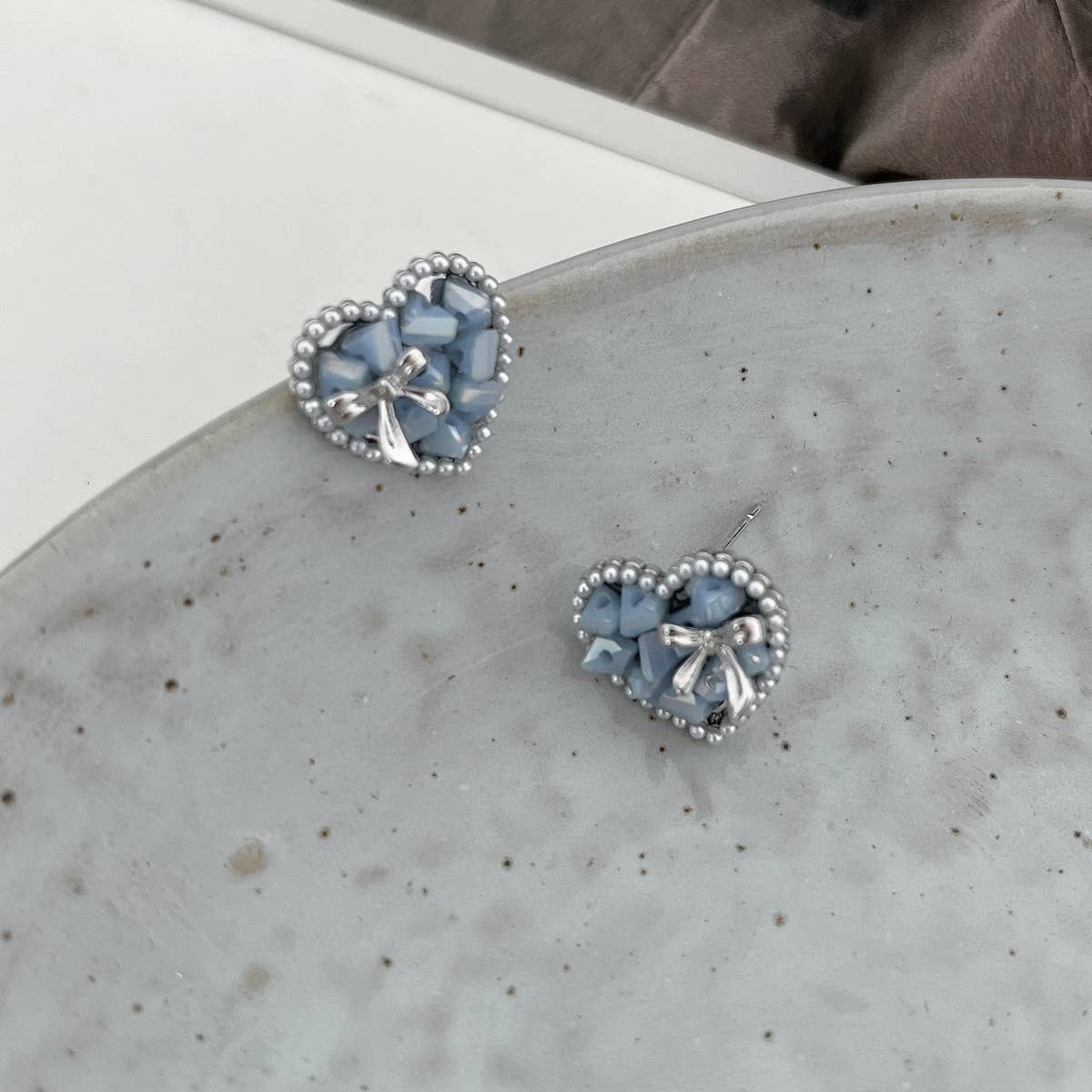 LOVE COLORED CRYSTAL BOW EARRINGS_CWAJE1286