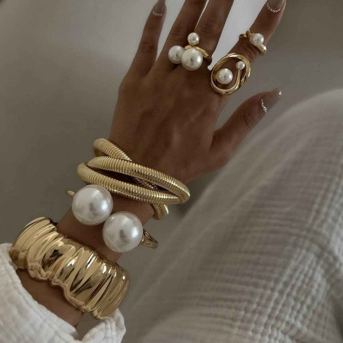 FASHIONABLE METALLIC SMOOTH SPRING BRACELET_CWMM3116