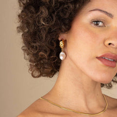 MINIMALIST IRREGULAR PEARL EARRINGS 18K GOLD STEEL_CWAJE5024