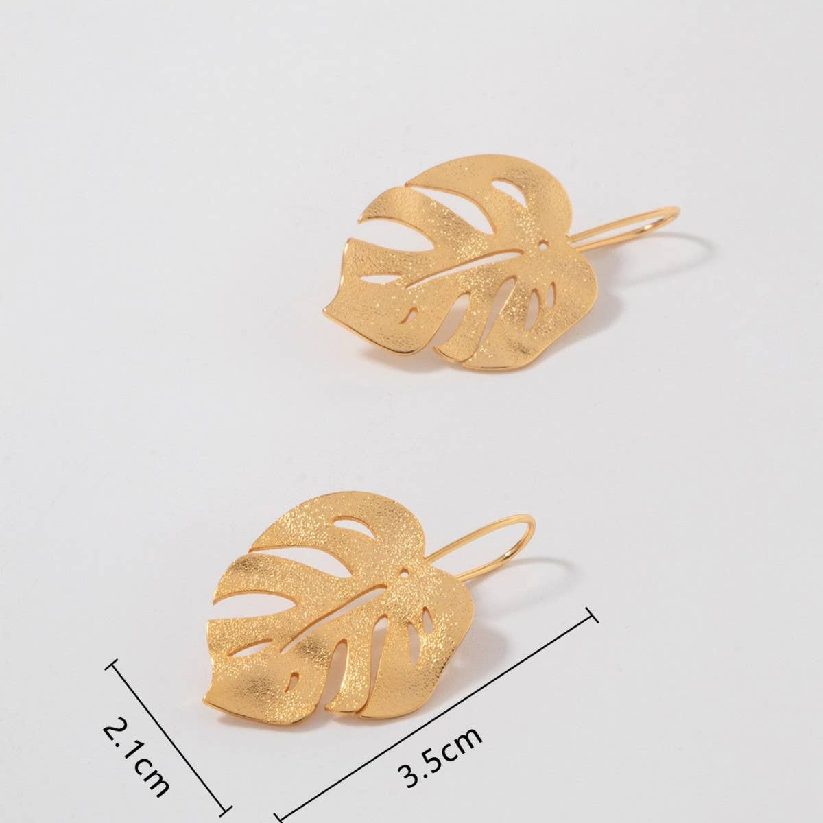 FASHIONABLE GOLD PLATED FLAT HOLLOW LEAF EARRINGS_CWMM3665